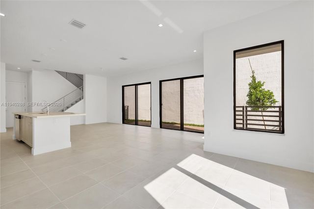 8037 NW 42nd St, Doral, FL 33166