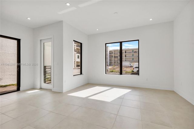 8037 NW 42nd St, Doral, FL 33166