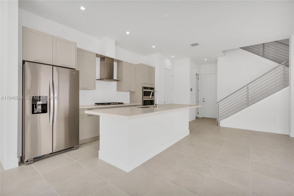 8037 NW 42nd St, Doral, FL 33166