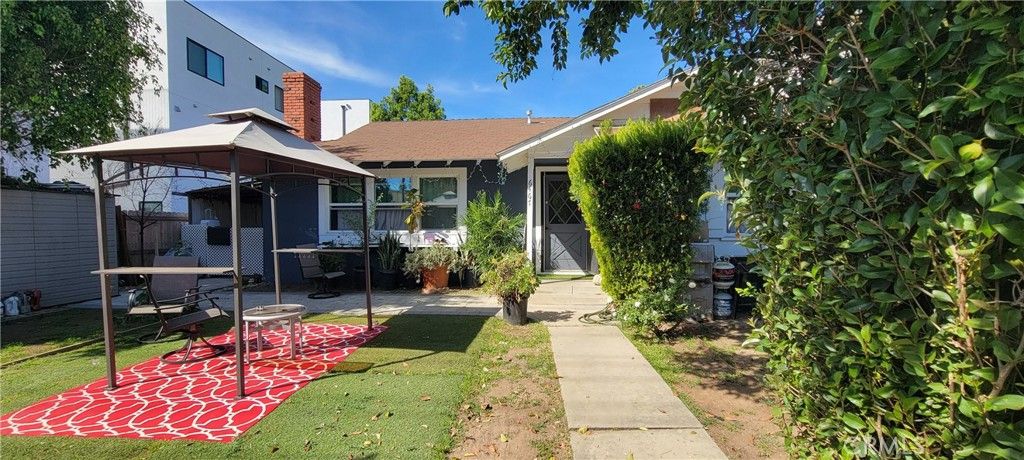 Image 4 of property listing at 6467 Woodley, Van Nuys, CA 91406
