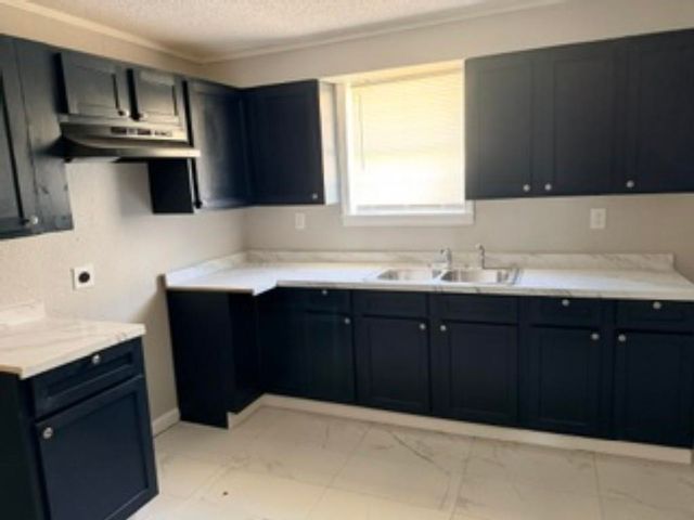 560 W PEEBLES RD, Memphis, TN 38109