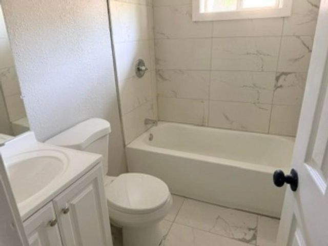 560 W PEEBLES RD, Memphis, TN 38109