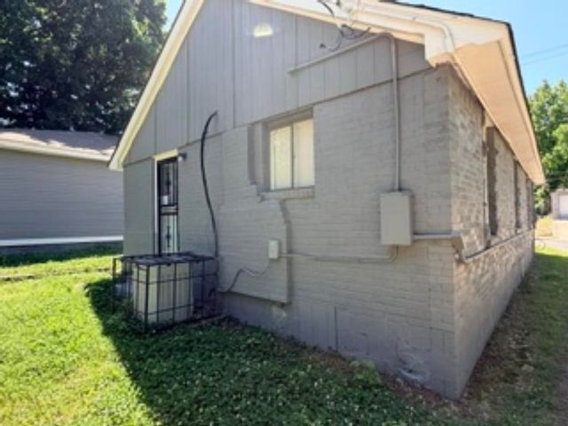 560 W PEEBLES RD, Memphis, TN 38109