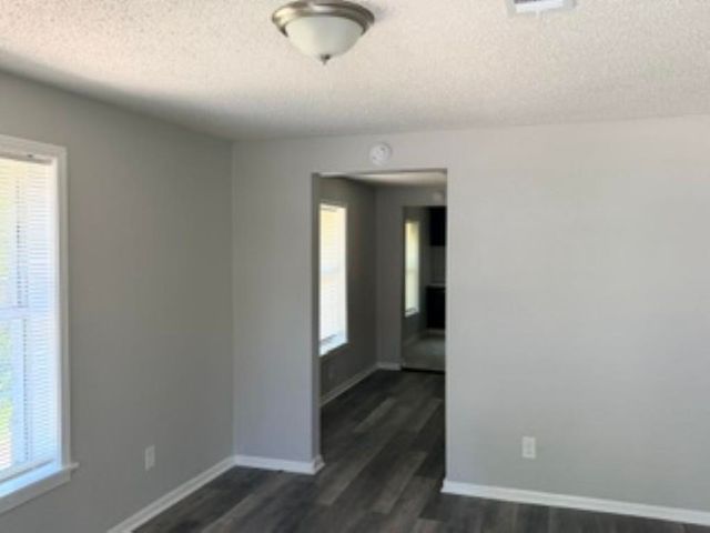560 W PEEBLES RD, Memphis, TN 38109