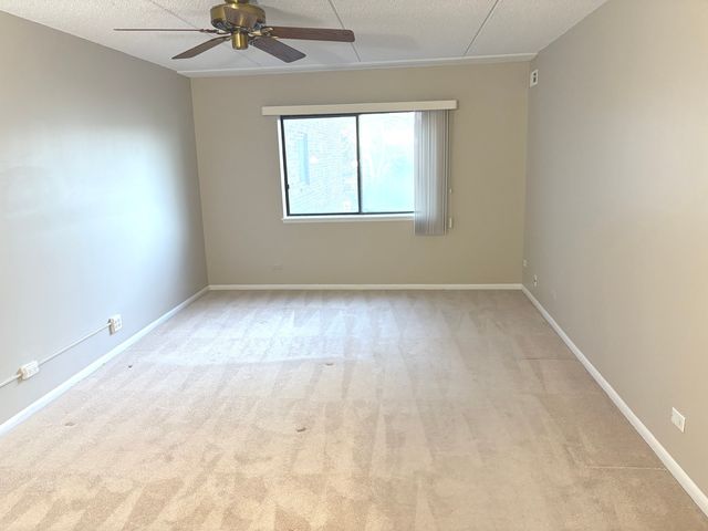 920 Vose Drive 304, Gurnee, IL 60031