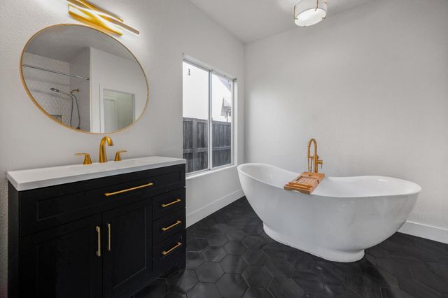 6602 E Lowe Avenue, Fresno, CA 93727