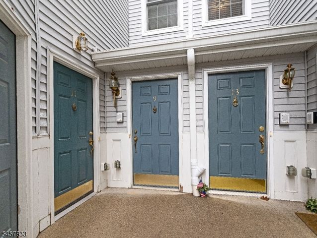 9 Goffle Brook Ct, Hawthorne Boro, NJ 07506