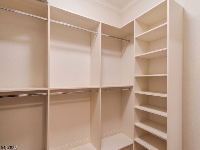 9 Goffle Brook Ct, Hawthorne Boro, NJ 07506