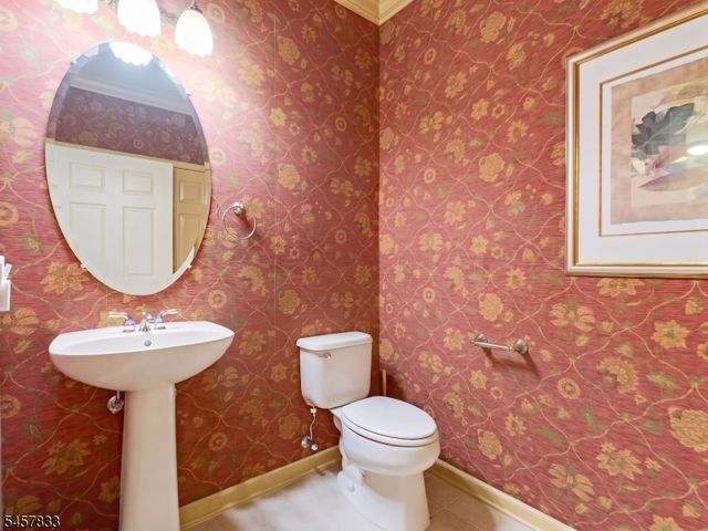 9 Goffle Brook Ct, Hawthorne Boro, NJ 07506