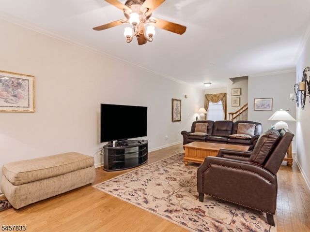 9 Goffle Brook Ct, Hawthorne Boro, NJ 07506