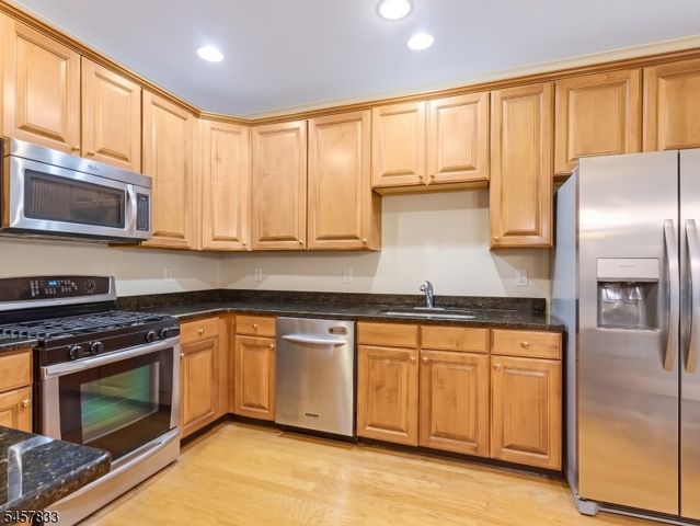 9 Goffle Brook Ct, Hawthorne Boro, NJ 07506