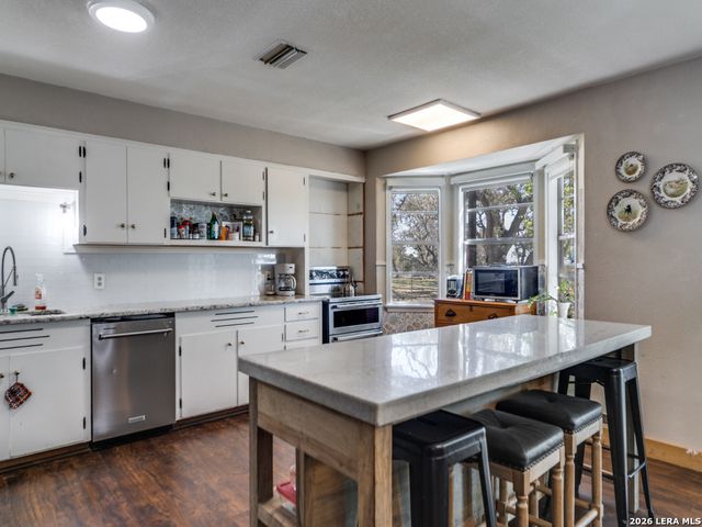 135 WALNUT GROVE RD, Boerne, TX 78006