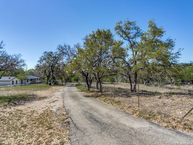 135 WALNUT GROVE RD, Boerne, TX 78006