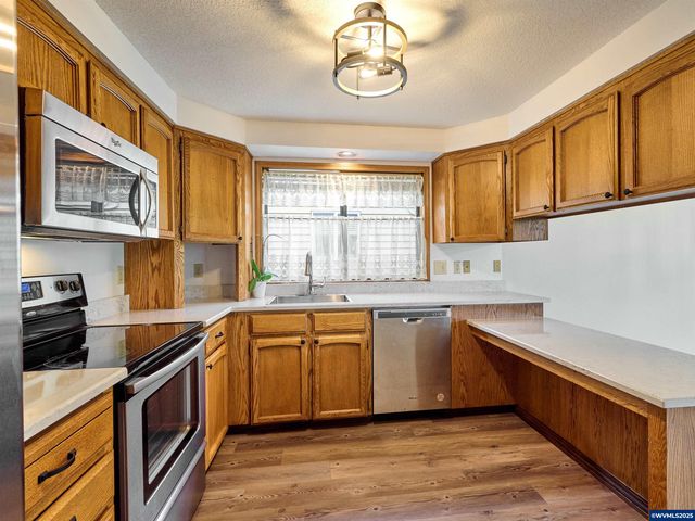 2135 COUNTRY CLUB Ter, Woodburn, OR 97071