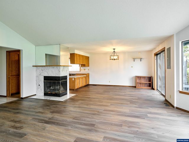 2135 COUNTRY CLUB Ter, Woodburn, OR 97071