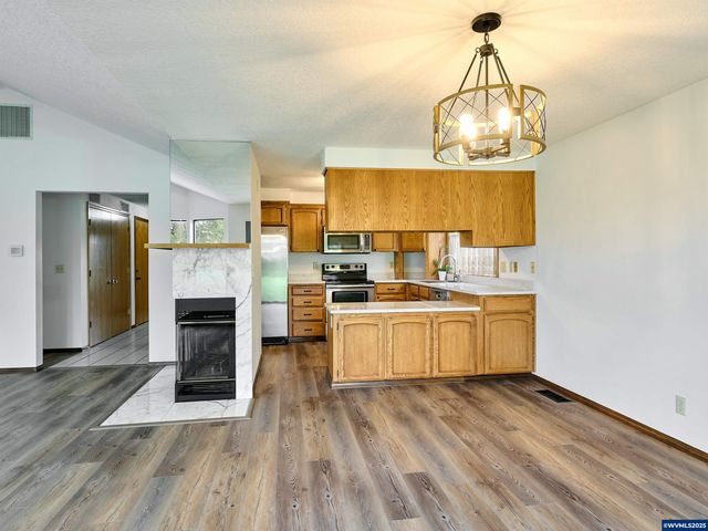 2135 COUNTRY CLUB Ter, Woodburn, OR 97071