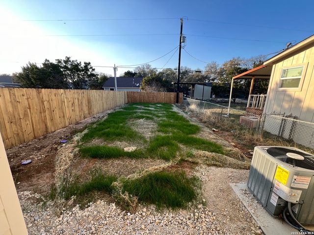 431 CREEKSIDE DR, Canyon Lake, TX 78133