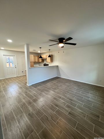 431 CREEKSIDE DR, Canyon Lake, TX 78133
