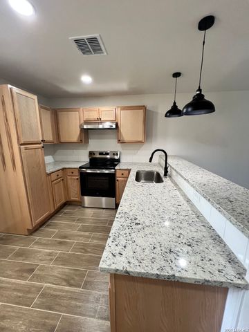 431 CREEKSIDE DR, Canyon Lake, TX 78133