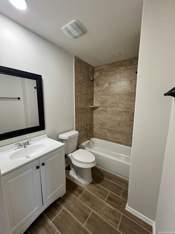 431 CREEKSIDE DR, Canyon Lake, TX 78133