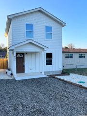 431 CREEKSIDE DR, Canyon Lake, TX 78133