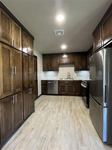 101 NE 5th Street, Moore, OK 73160
