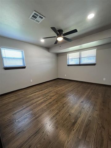 101 NE 5th Street, Moore, OK 73160