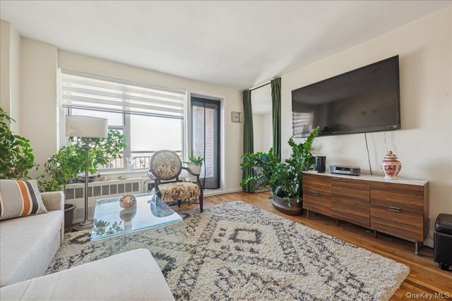 855 E Broadway 4G, Long Beach, NY 11561