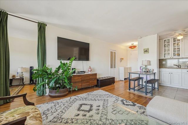 855 E Broadway 4G, Long Beach, NY 11561