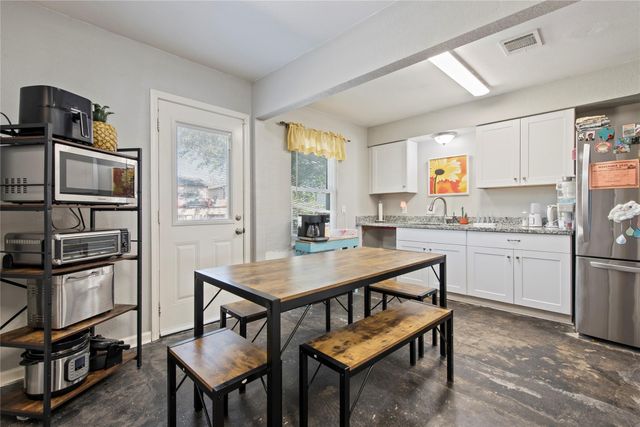 8010 Meadowbrook Drive, Hitchcock, TX 77563