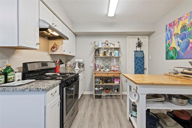 8010 Meadowbrook Drive, Hitchcock, TX 77563