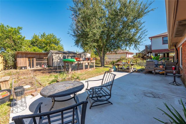 8010 Meadowbrook Drive, Hitchcock, TX 77563