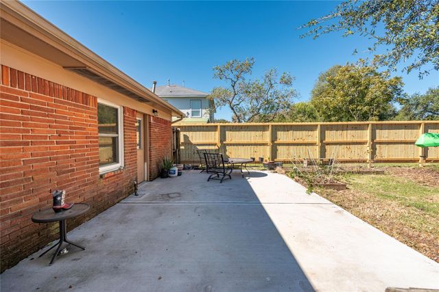 8010 Meadowbrook Drive, Hitchcock, TX 77563