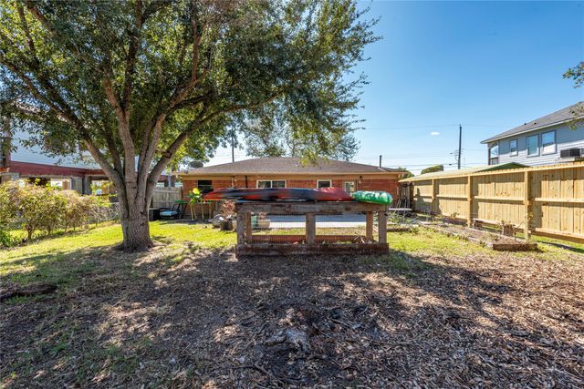 8010 Meadowbrook Drive, Hitchcock, TX 77563