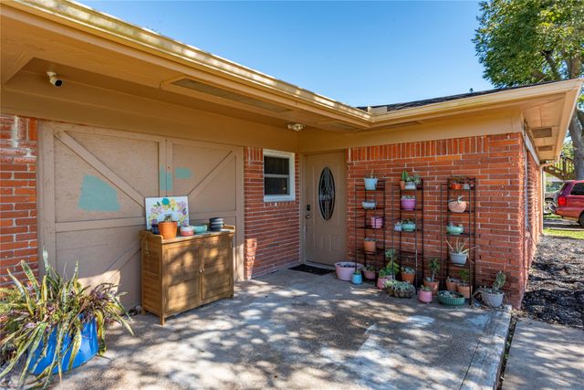 8010 Meadowbrook Drive, Hitchcock, TX 77563