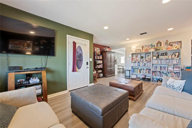 8010 Meadowbrook Drive, Hitchcock, TX 77563