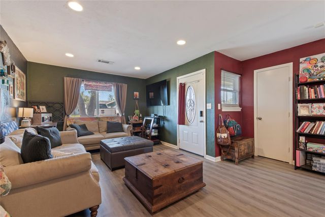 8010 Meadowbrook Drive, Hitchcock, TX 77563