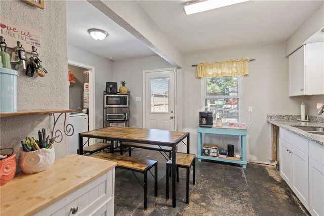 8010 Meadowbrook Drive, Hitchcock, TX 77563