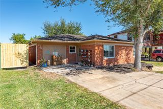 8010 Meadowbrook Drive, Hitchcock, TX 77563