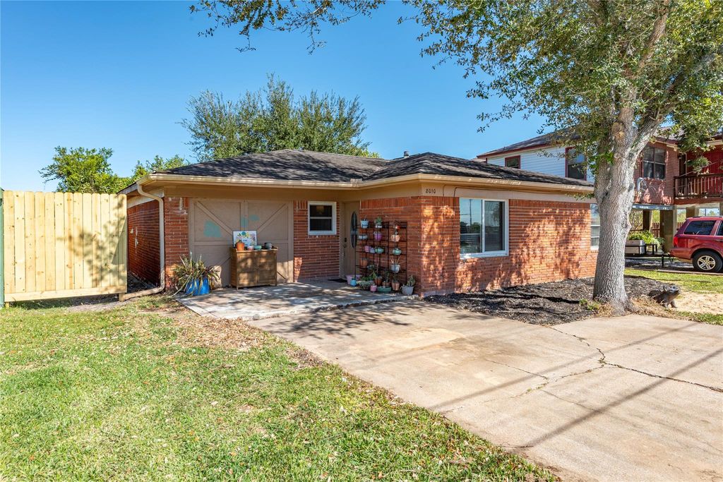 8010 Meadowbrook Drive, Hitchcock, TX 77563
