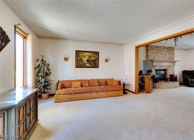 200 Greentree Circle, Aurora, OH 44202