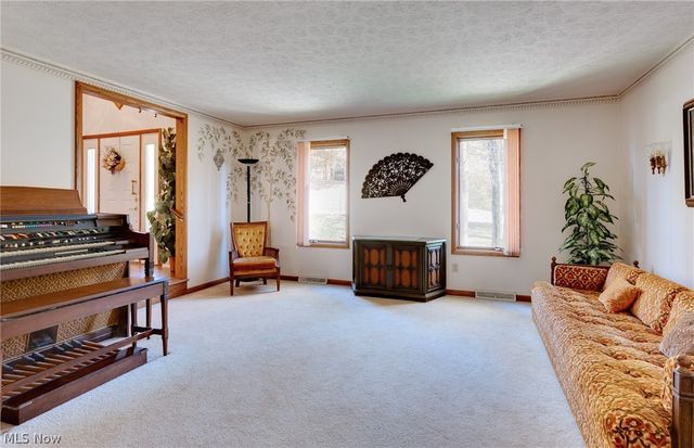 200 Greentree Circle, Aurora, OH 44202