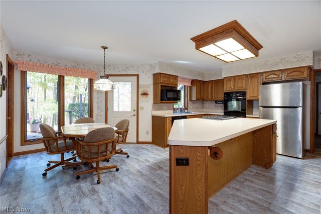 200 Greentree Circle, Aurora, OH 44202