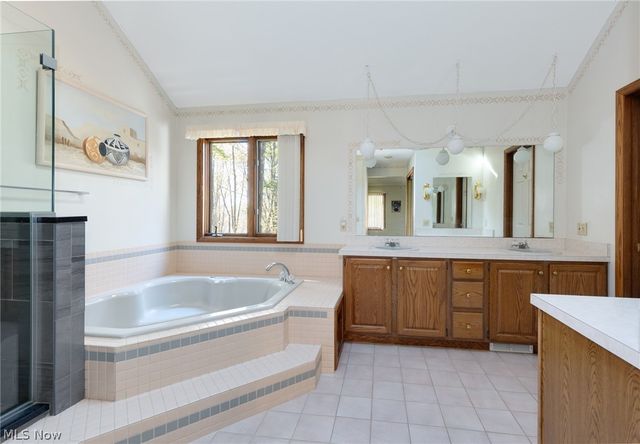 200 Greentree Circle, Aurora, OH 44202