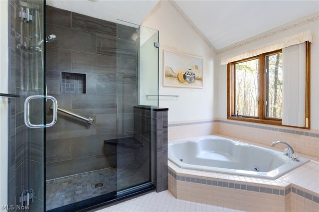 200 Greentree Circle, Aurora, OH 44202