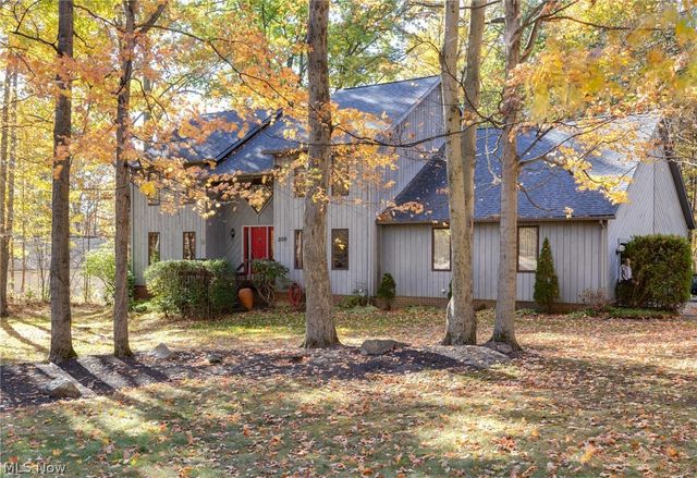 200 Greentree Circle, Aurora, OH 44202