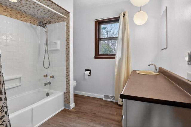 70070 Kenmore Drive, Edwardsburg, MI 49112