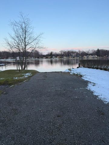 70070 Kenmore Drive, Edwardsburg, MI 49112