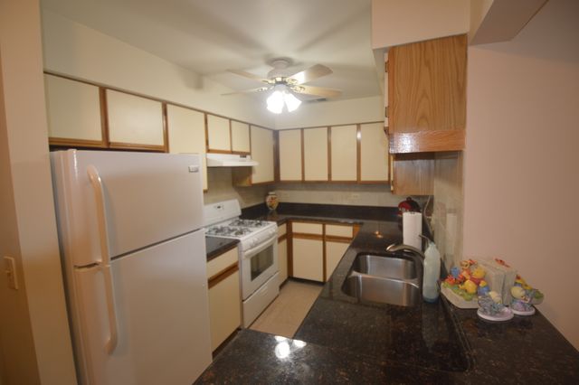 651 Hapsfield Lane 204, Buffalo Grove, IL 60089