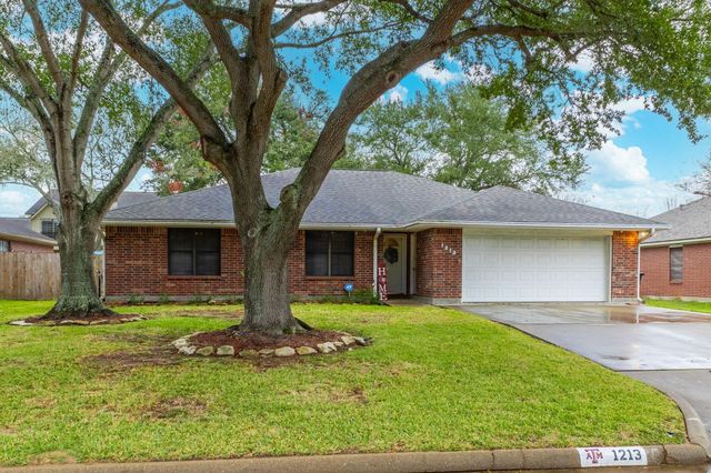 1213 Shadowlake Drive, Sealy, TX 77474